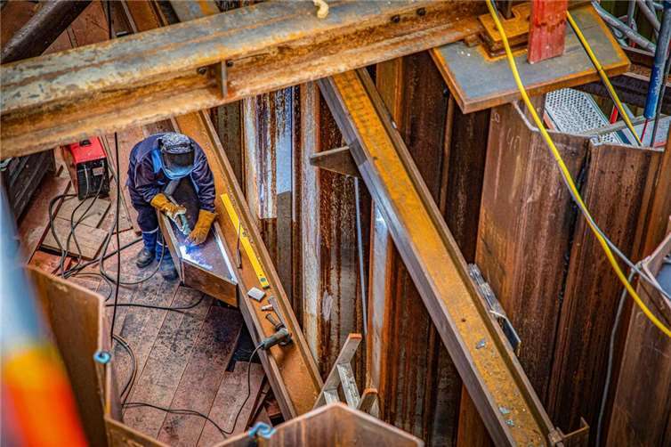 Auf der Brückenbaustelle der Pfaffendorfer Brücke werden die Arbeitszeiten in den Abendstunden ausgeweitet.  Foto: Stadt Koblenz/Andreas Egenolf