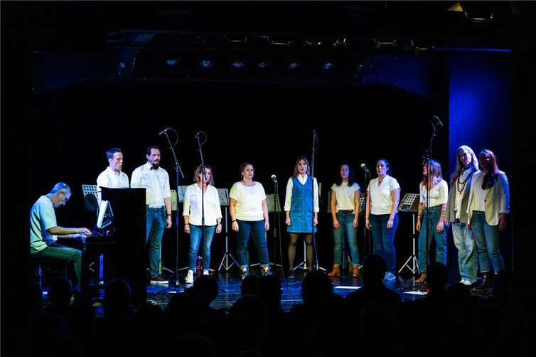 Auf der Bühne: Holger Kappus, Oliver Kreuter-Maagh, Christian Koch, Kirsten Köppen, Katja Kappus, Rebecca Müller, Sandra Bildhauer, Kristina Kühn, Bele Fischer-Verfürth, Susanne Engelke und Julia Bayer. Foto: Kai Müller