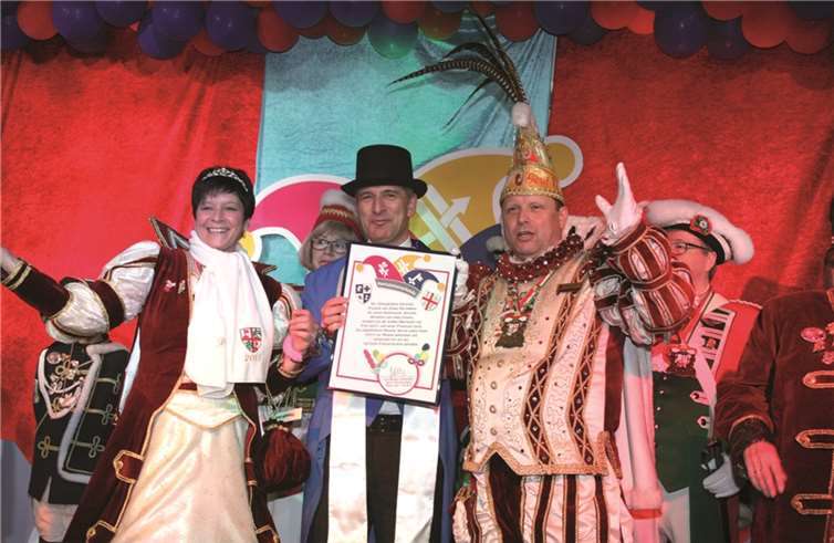 Auf der Bühne des Casinos verliest der „oberste“ Zirkusdirektor Christian Bader die Kapitulationsurkunde.