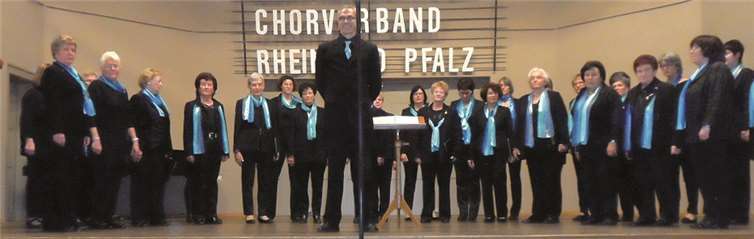 Auf der Bühne des großen Saals in Saulheim erreichte der Frauenchor Plaidt erneut den Titel: „Meisterchor“. privat