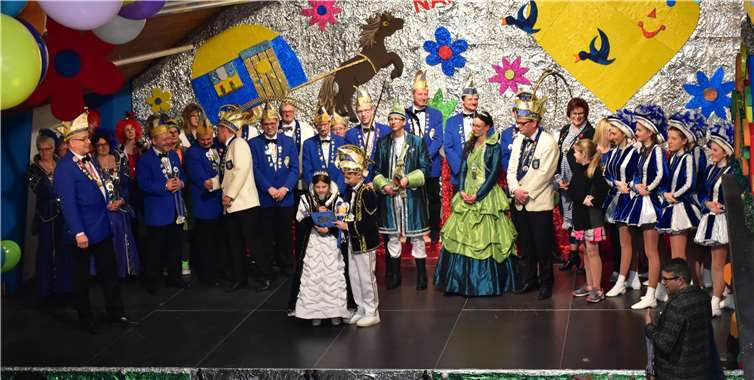 Auf der Bühne empfangen wurde eine Abordnung der KG Roßbach mit KinderprinzenpaarGarde und Elferrat und Möhnen.HEP