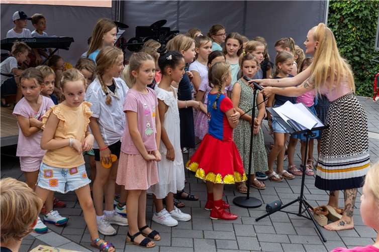 Auf der Bühne gestalteten am Nachmittag die Kinder der Drachenfelsschule und der Kita Glühwürmchen ein buntes musikalisches Programm.