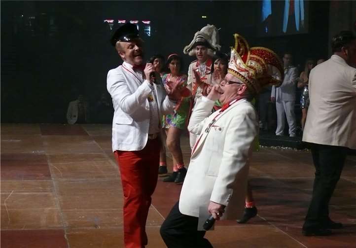 Auf der Bühne ging es mindestens so jeck zu wie im Publikum.