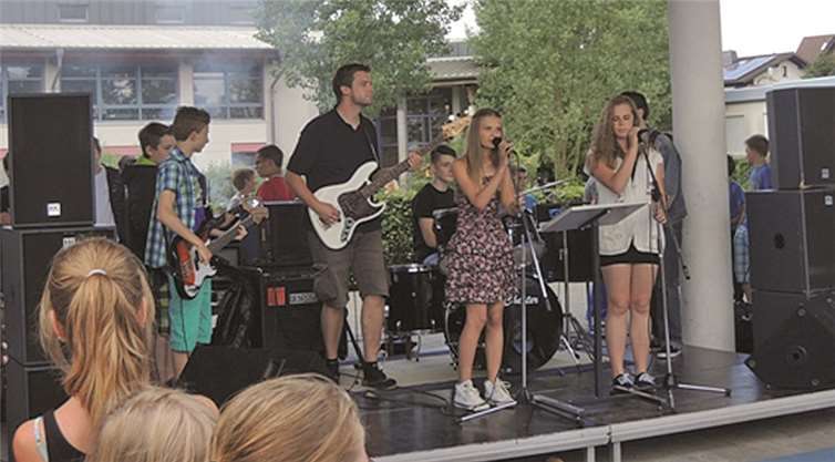 Auf der Bühne im Freien begeisterte die neu gegründete Band der Realschule plus. privat