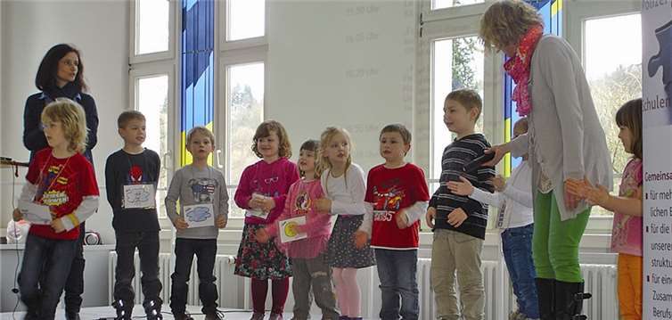 Auf der Bühne im Kreis-Jugenamt brachten die Kinder ihre Stücke dar. privat