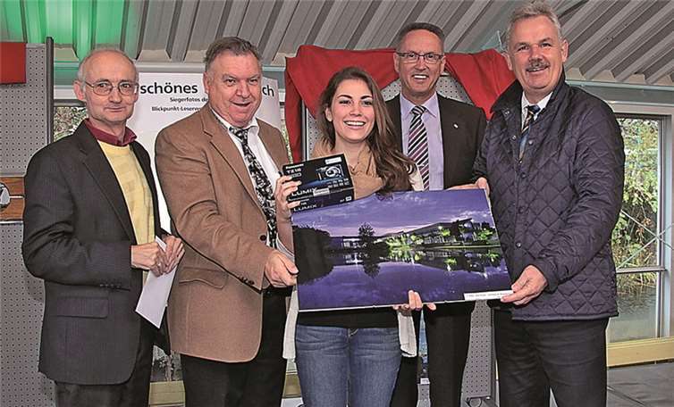 Auf der Bühne in der Mensa der Glasfachschule wurden die Preisträger des Foto-Wettbewerbes „Unser schönes Rheinbach“ vorgestellt. Hier nimmt die Siegerin des Wettbewerbes, Jana Frank, die Glückwünsche entgegen (v.li.): Andreas John von der Buchhandlung Kayser, Alfred Eich, Jana Frank, Heinz Haubrichs und Stefan Raetz. STEIN