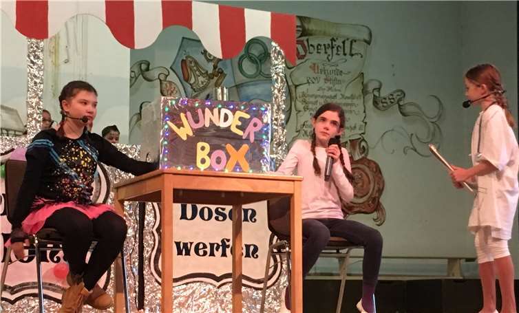 Auf der Bühne lösten sich lustige Sketche, Wurfrunden für alle und schmissige Tänze ab.  privat