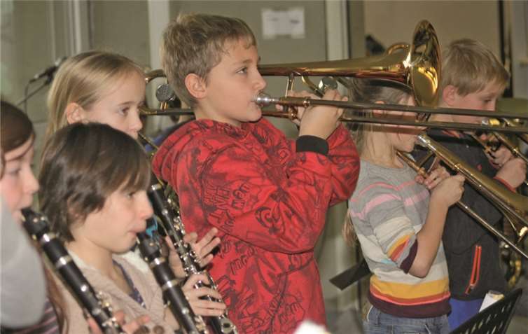 Auf der Bühne spielten die beiden Bläserklassen 5b und 6b zwei kleine Konzerte.privat