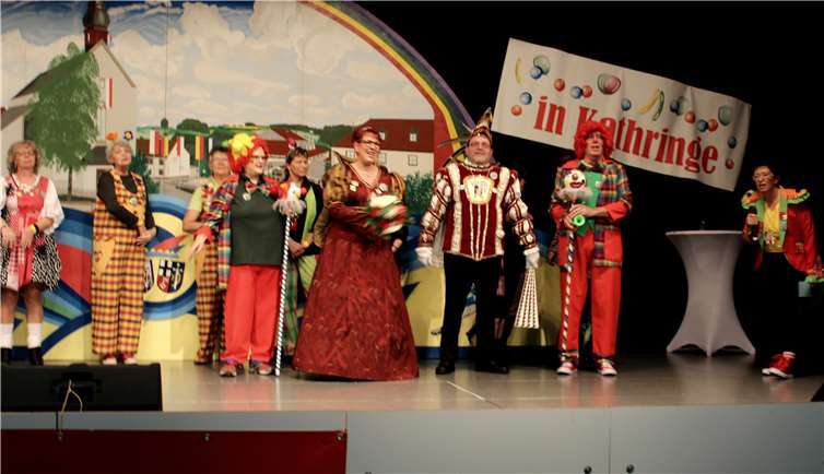 Auf der Bühne stellte Heike Stüber das Prinzenpaarund die Adjutanten den Jecken vor