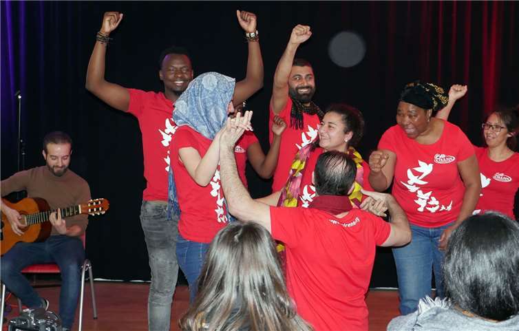 Auf der Bühne und davor ging es international zu. Foto: Stefan Schneider