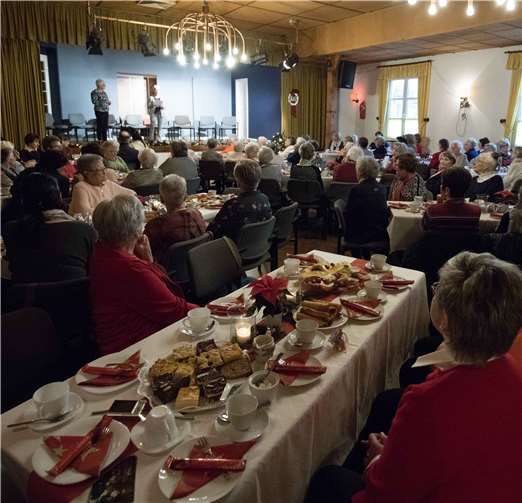 Auf der Bühne unterhielt ein abwechslungsreiches Rahmenprogramm.