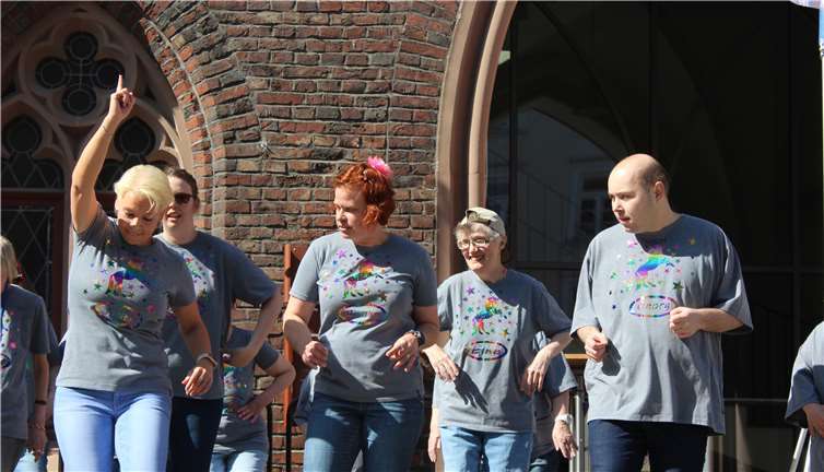 Auf der Bühne vor dem Alten Rathaus findet am Inklusionstag wieder ein kurzweiliges Info- und Unterhaltungsprogramm statt – hier die Tanzgruppe Let’s Dance der Stiftung Scheuern bei ihrem letztjährigen Auftritt. Fotos: privat/Archiv