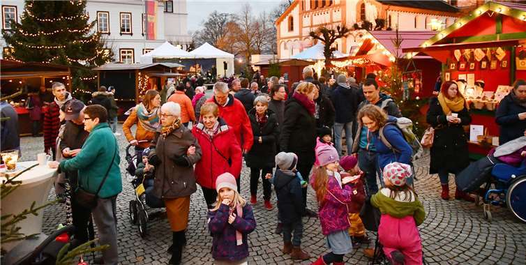 Auf der Bühne vor dem Rathaus wurde ein buntes Begleitprogramm geboten.Fotos: RASCH