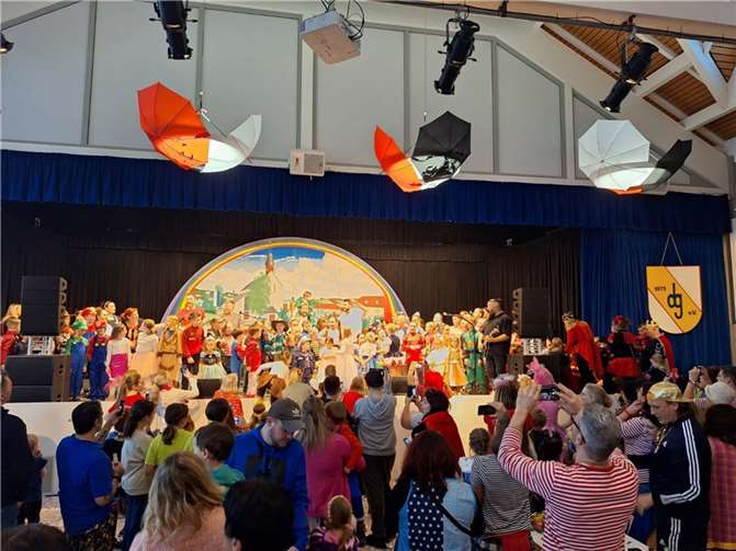 Auf der Bühne war eine Menge los.  Fotos: privat