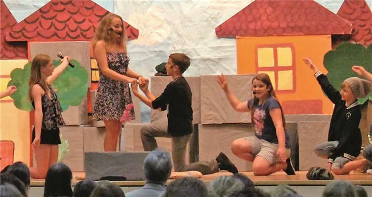 Auf der Bühne wurde die Geschichte zweier Liebender erzählt.F. Hoppe