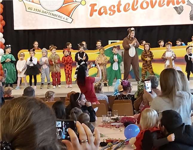 Auf der Bühne wurde ein abwechslungsreiches Programm geboten.