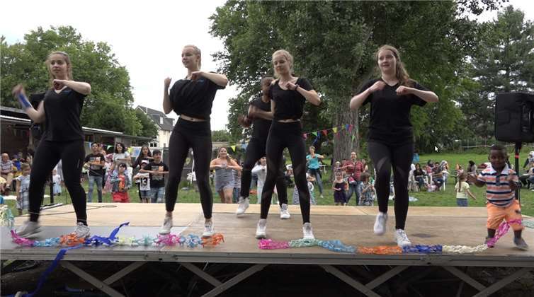 Auf der Bühne wurde ständig etwas geboten, und viele der Vorführungen animierten zum Mitmachen.
