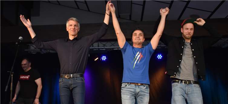 Auf der Bürgerhausbühne dankten die drei Comedians dem Publikum. Fotos: HEP