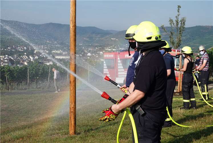 Auf der Burgunderfestwiese übte die Freiwillige Feuerwehr Bad Neuenahr für den Ernstfall. Foto: DU