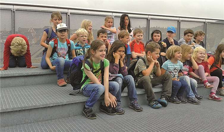 Auf der Dachterrasse des Besucherzentrums stärkten sich die Kinder.  privat