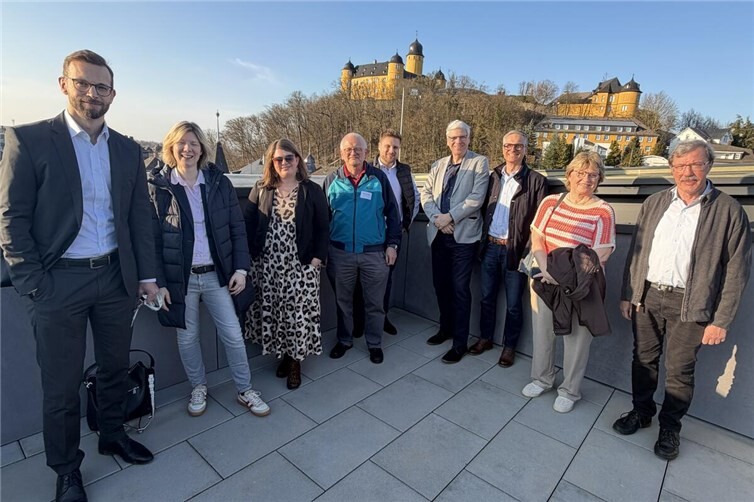 Auf der Dachterrasse des neuen Rathauses (v.l.n.r.) Bürgermeister Ulrich Richter-Hopprich, Jenny Groß MdL, Alexandra Marzi, Johannes Kempf, Marvin Kraus, Dr. Stephan Krempel, Dr. Kai Müller, Heike Pape und Karl-Heinz Boll