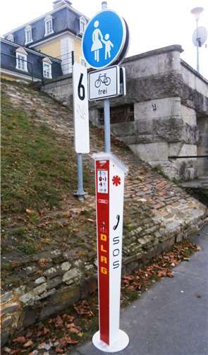 Auf der Deichuferpromenade stehen zwei Rettungssäulen, eine in Höhe der Deichkrone und eine am Eingang zum Schlosspark