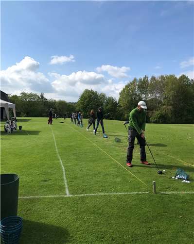 Auf der Driving Range konnten die interessierten Gäste ihre ersten Schläge unter der Anleitung der Golf Pros Andre Müller und Mohamed Slimane erfolgreich absolvieren. Foto: Privat