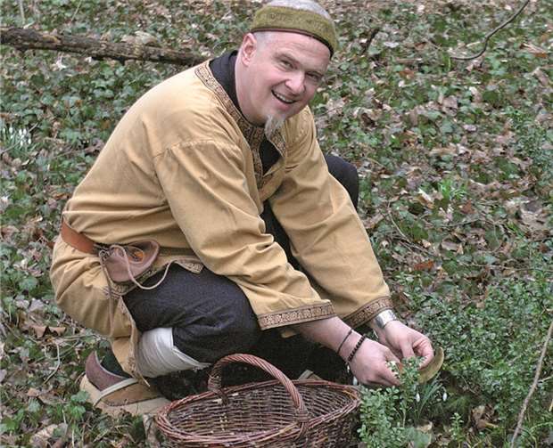 Auf der „Druidenführung“ mit dem „Druiden“ und Kräuterpädagogen Christian Havenith können die Teilnehmer die ursprünglichen Elemente der Natur erleben. privat