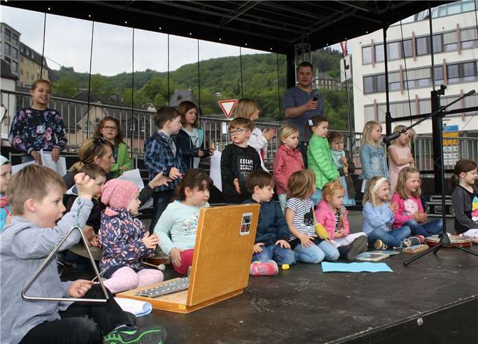 Auf der Endertplatz-Bühne zeigtendie Kindergartenkinder ihr gesangliches Können.