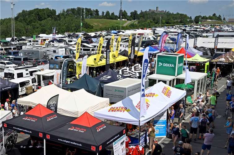 Auf der Expo im Fahrerlager präsentierten viele Aussteller das neuste Radsportequipment.