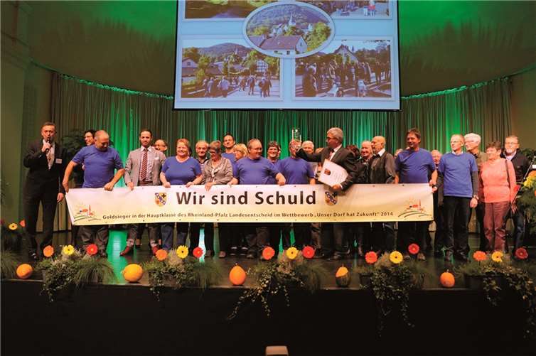 Auf der Festbühne wurde der Gemeinde Schuld der Preis verliehen. privat