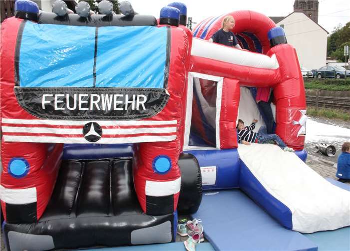 Auf der Feuerwehr-Hüpfburg konntensich insbesondere die kleinen Gäste erfreuen.