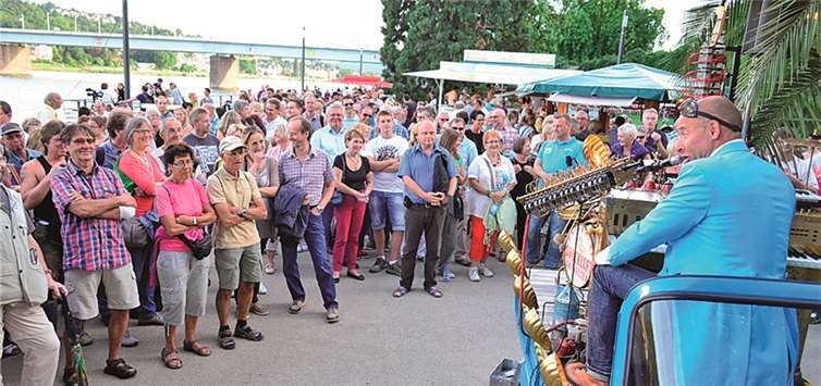 Auf der Flaniermeile begeisterte ein Mann mit seinem Universal Druckluftorchester die Besucher.