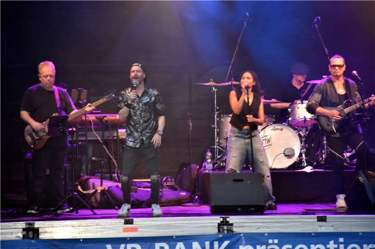 Auf der Flussbühne spielte bis zum Feuerwerk die Band „Night Spot“.