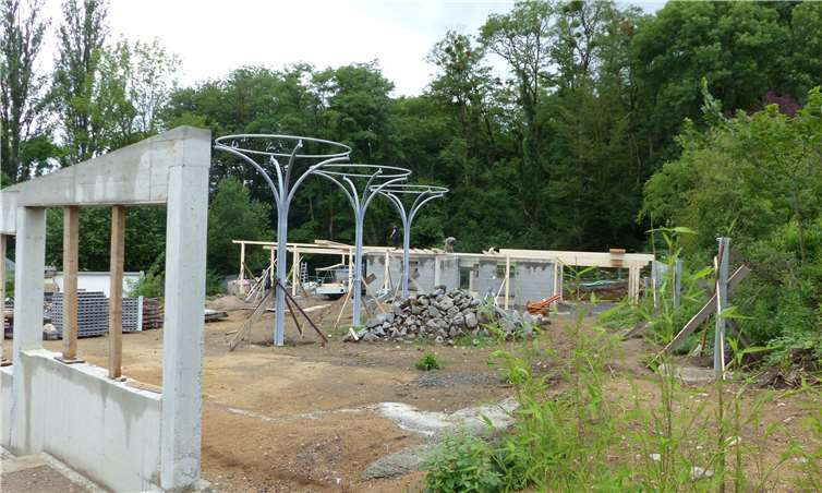 Auf der Freifläche dazwischen stehen seit Anfang der Woche große runde Stahlgebilde mit 4m Durchmesser, auf hohen Stützen.Foto: Zoo Neuwied