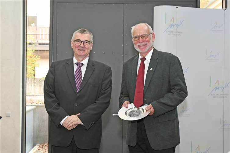 Auf der Geburtstagsfeier Landkreises Mayen-Koblenz wurde Klaus Endris aus Oberfell als verdientem Bürger der Kleine Wappenteller für seine Kommunalpolitische Arbeit des Landkreises verliehen.Foto: privat