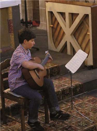 Auf der Gitarre spielte Philipp Ernst fehlerfrei vor großem Publikum.