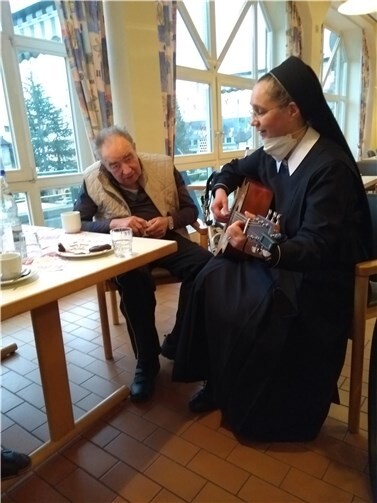 Auf der Gitarre trug Schwester Barbara-Maria Adventlieder vor.Foto: privat
