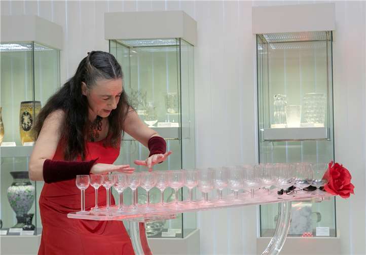 Auf der Glasharfe untermalte die Künstlerin Susanne Würmell die Eröffnung des neugestalteten Glasmuseums.