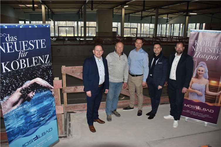 Auf der Hallenbadbaustelle präsentierten Lars Hörnig von links Albert Diehl Daniel Genz David Langner und Prof Dr Christian Kuhn die neuen Plakate. Fotos: HEP
