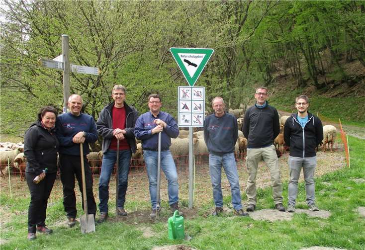Auf der Herrenwiese im Kaulenbachtal konnte das letzte von insgesamt sechs Naturschutzschildern installiert werden. Vereinsvorsitzender Dieter Laux (2. v. links.) dankte besonders Vorstandsmitglied Andreas Klotz (4. v. links) für die Umsetzung des Projekts.  Foto: Verein zur Erhaltung der Schieferbergbaugeschichte