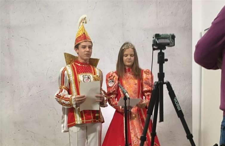 Auf der Homepage www.kvn-nauort.de ist ein Video zu finden, in dem das Kinderprinzenpaar alles Wissenswerte über den Pin erklärt.