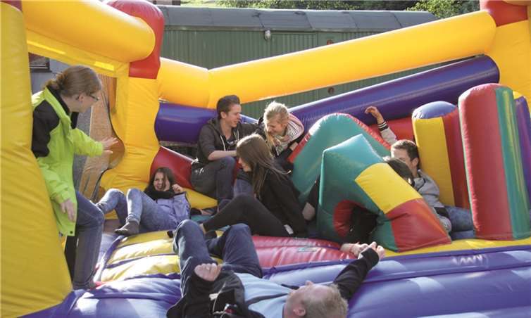 Auf der Hüpfburg hatten nicht nur die Jüngsten Spaß. RÜ