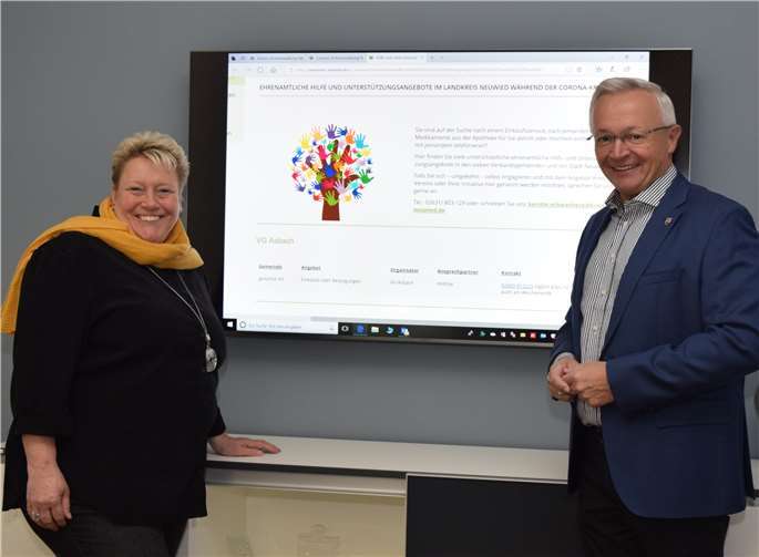 Auf der Internetseite der Kreisverwaltung Neuwied gibt es einen tagesaktuellen Überblick über alle ehrenamtlichen Hilfs- und Unterstützungsangeboten in der Stadt und den Verbandsgemeinden. Projektleiterin Silke Läufer-Hermann und Landrat Achim Hallerbach stellen die neue Online-Übersicht vor.Quelle: Kreisverwaltung Neuwied