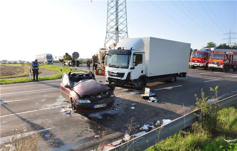 Auf der K47 bei Andernach war ein Lkw mit einem Auto kollidiert. Foto: WinklerTV