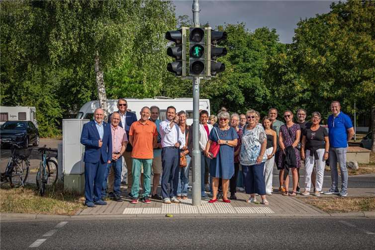Auf der Karthause konnte der Koblenzer Oberbüergermeister David Langner (5. von links) mit zahlreichen Familienmitgliedern Schupps, Freunden, Bekannten, Ratsmitgliedern und Mitarbeitenden der Stadtverwaltung die zweite Schängelampel in Gedenken an Torsten „Torty“ Schupp in Betrieb nehmen.  Fotos: Stadt Koblenz/Andreas Egenolf