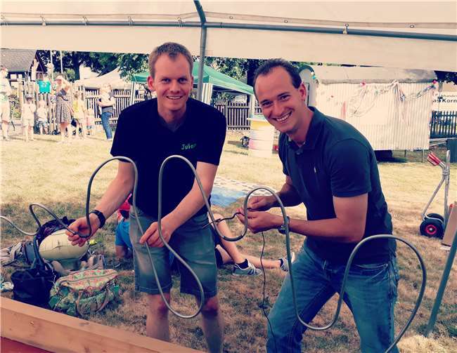 Auf der Kirmes in Becheln stellten sie ihre Geschicklichkeit unter Beweis: Julian Löwenstein (v.li.n.re.) und Claus Eschenauer. privat