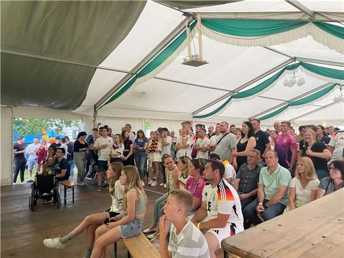 Auf der Kirmes wurden die Besucherinnen und Besucher bestens unterhalten.  Quellen: Orstgemeinde Freilingen