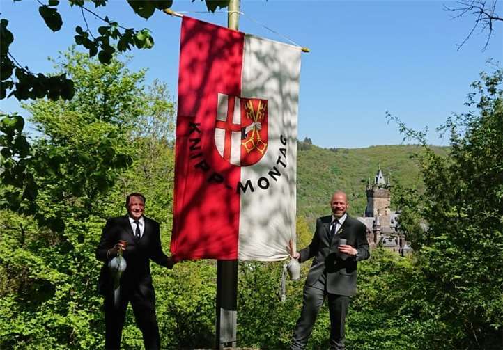 Auf der Knipp-Wiese wurde zu Böllerschüssen von der Reichsburg traditionell die Knipp-Fahne gehisst.