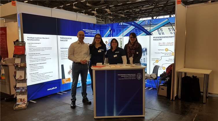 Auf der Kölner Studierendenmesse im Einsatz (von links): JProf. Dr. Franziskus Knoll OP, Studiendekan der Theologischen Fakultät, Carolin Hostert, Studentin der Katholischen Theologie (Magister), Corinna Henz, Mitarbeiterin im Dekanat der Theologischen Fakultät, und Kristina Blum, Studentin der Katholischen Theologie (Magister).Foto: PTHV